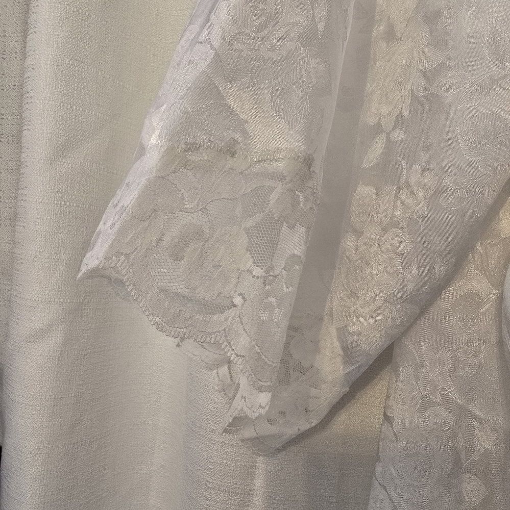 Vintage White Satin Robe with Luxurious Sheen Floral detail Lace on sleeve - Picture 3 of 5